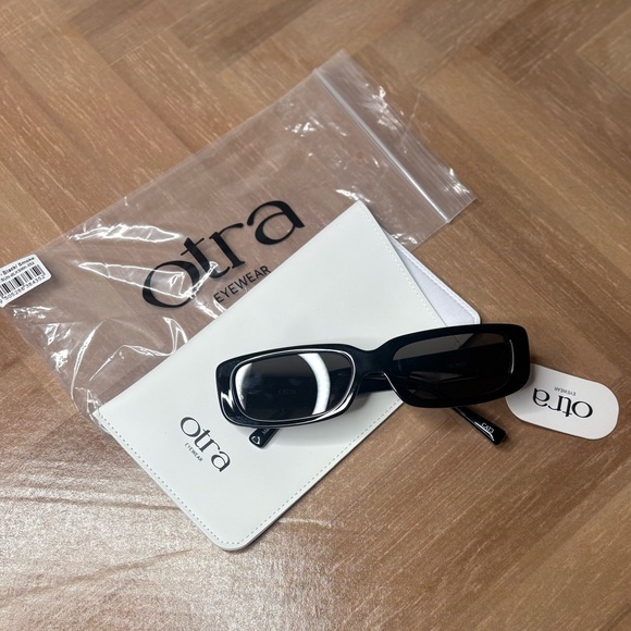 Otra Sunny Rectangular Black/Smoke Lens Sunglasses New with Case - Picture 7 of 7